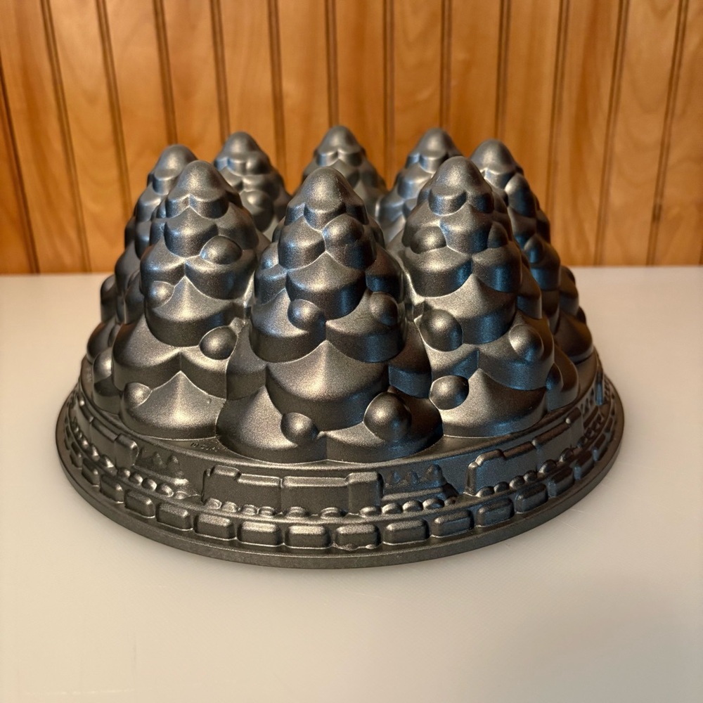Nordic Ware Holiday Tree Bundt Cake Pan 10 Cups Cast Aluminum